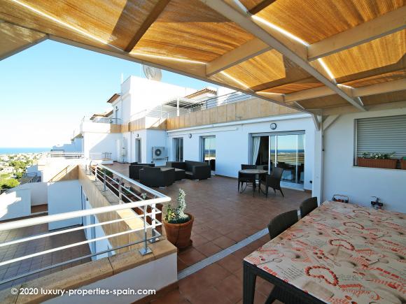 For sale Luxury apartment with large terrace and superb sea views