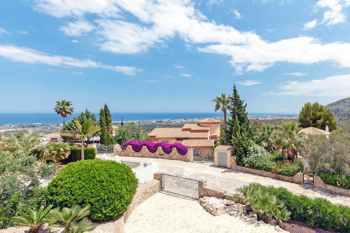 A vendre 5 bedroom villa with pool, guest apartment and sea view