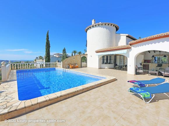 For sale 4 bedroom villa with private pool and sea view in Monte Pego